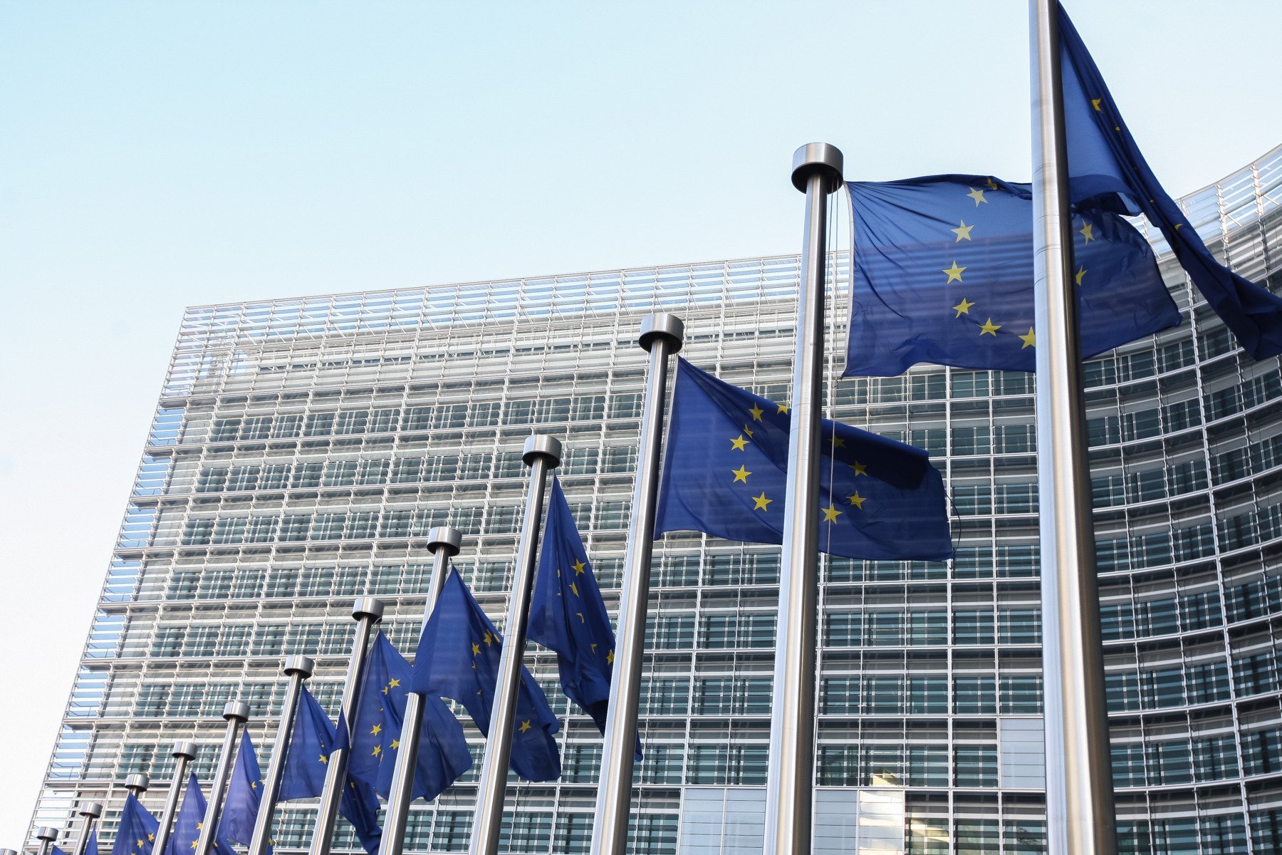 Uniunea Europeană explorează noi opțiuni pentru finanțarea sectorului apărării, într-un context în care programul de sprijin financiar inițial s-a dovedit a fi suprasubscris