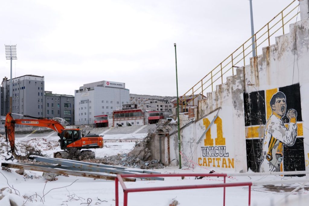 Stadionul Dinamo, în plin proces de transformare: demolarea avansează rapid Au trecut 11 zile de la începutul demolării Stadionului Dinamo, iar lucrările se desfășoară într-un ritm surprinzător