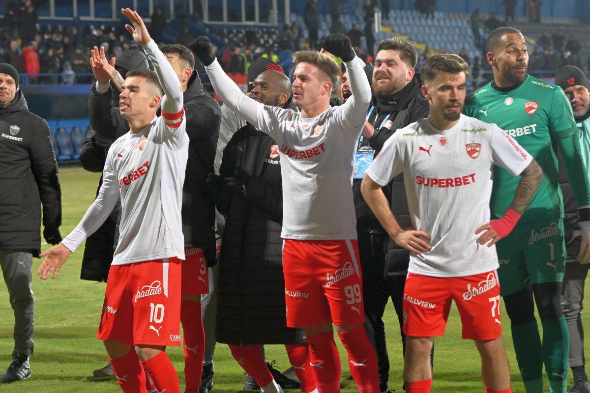 Dinamo învinge Farul Constanța în stil dramatic, cu 3-2 Dinamo București a obținut o victorie spectaculoasă în fața echipei Farul Constanța, impunându-se cu 3-2 într-un meci deosebit de tensionat, disputat joi, pe terenul de la Ovidiu