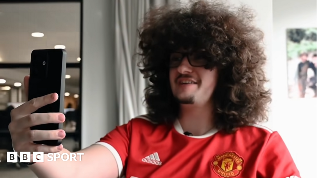 Ilett și așteptarea nervoasă a fanilor de la Manchester United Fanii lui Manchester United trăiesc cu emoție un moment inedit în viața clubului lor, datorită inițiativei lui Jadon Ilett, un suporter devotat care a promis să-și taie părul atunci când echipa va înregistra cinci victorii consecutive