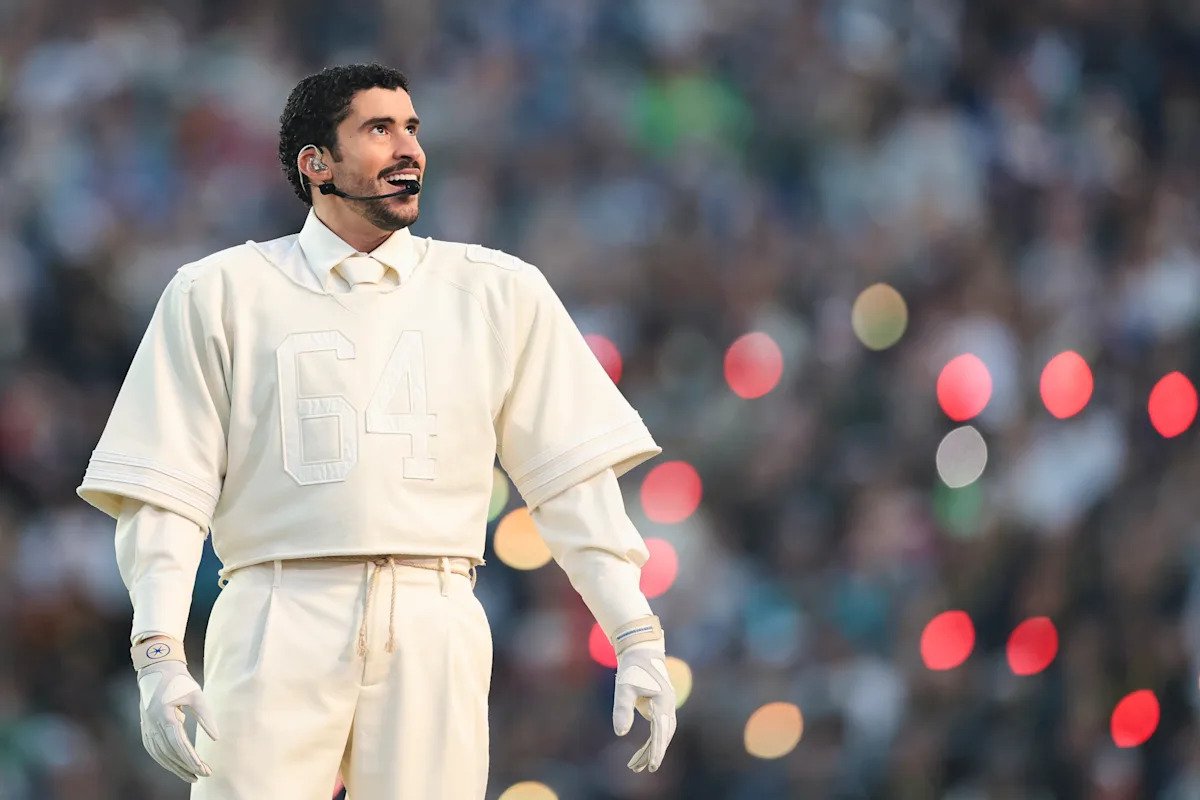 Bad Bunny își marchează amprenta în timpul Super Bowl LX Performanța lui Bad Bunny la Super Bowl LX a adus un suflu proaspăt și vibrant în mijlocul unui eveniment cunoscut, transformând stadionul Levi’s Stadium din California într-un omagiu adus Puerto Ricoului