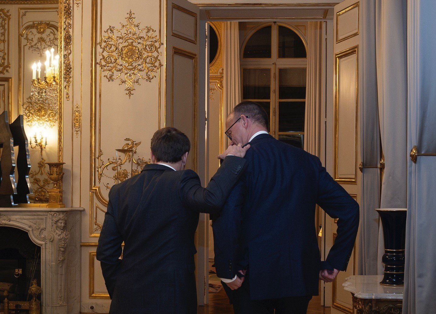 Europa își „revenire” simbolică: Londra și Berlinul își reafirmă rolul în noul echilibru geopolitic Europa pare să fi ieșit dintr-o „lungă vacanță” de pe scena globală, după decenii în care prioritățile sale au fost ancorate în consolidarea economică și integrare europeană, dar cu puține implicări directe în jocurile geopolitice mondiale