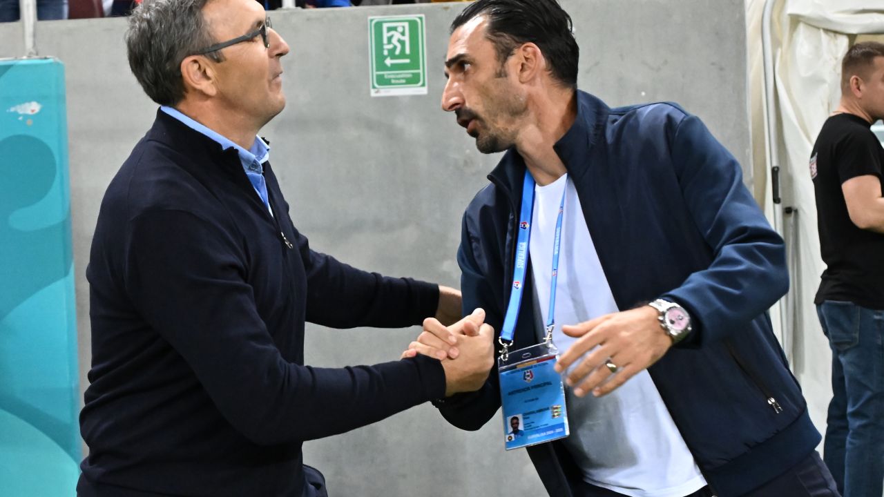 Spectacol și emoție pe stadionul Ilie Oană: Petrolul Ploiești triumfă în fața FC Argeș Într-o seară memorabilă de fotbal românesc, Petrolul Ploiești a reușit să obțină o victorie spectaculoasă în fața echipei FC Argeș, cu un scor de 3-1