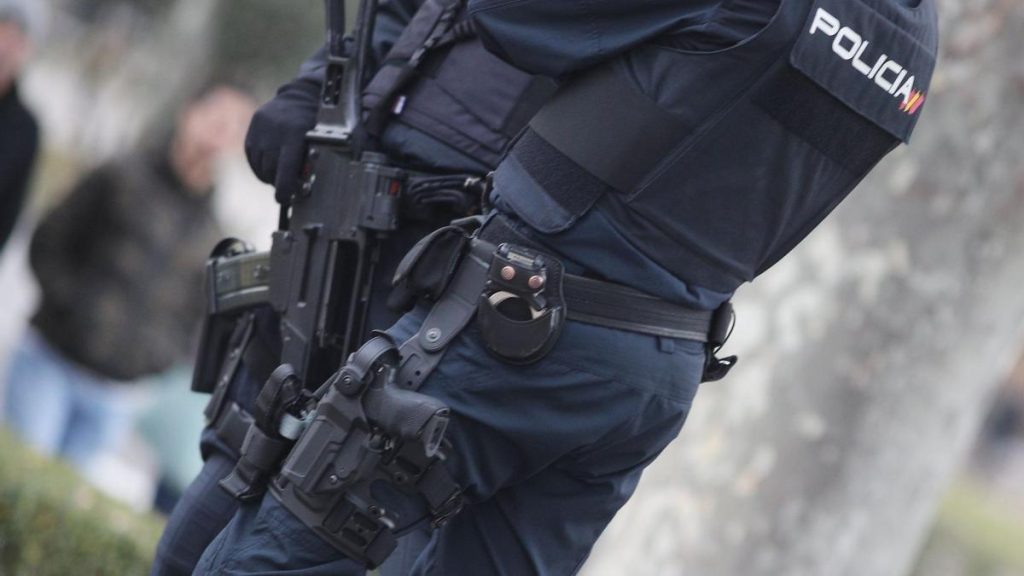 Fugitiv din Suedia, prins în Madrid pentru crimes grave Poliția Națională a arestat un fugiv din Suedia, căutat pentru crime grave, inclusiv omucidere, vătămare corporală, trafic de droguri și apartenență la o organizație criminală