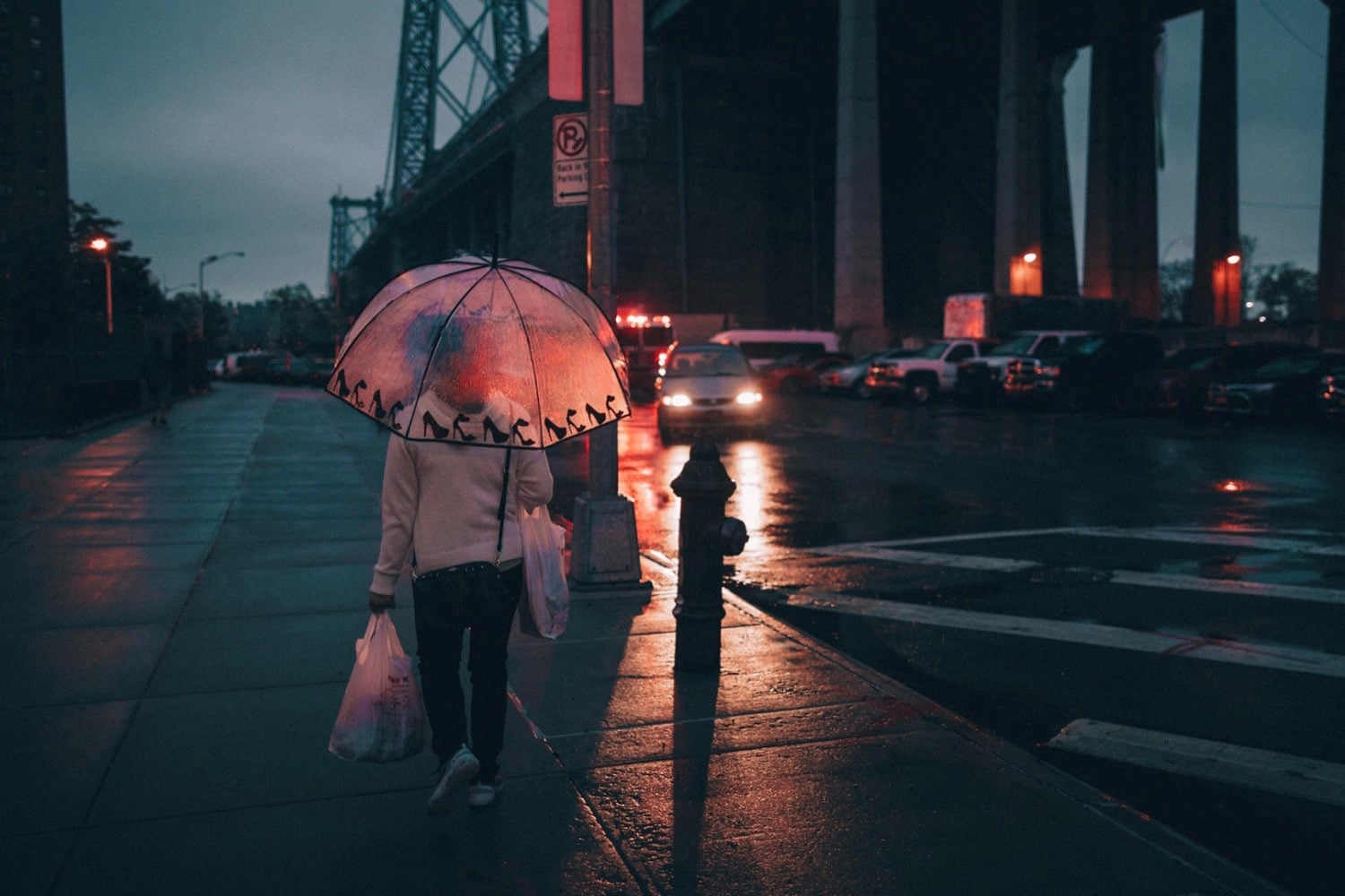 Fotografia de noapte fără trepied pare la început o provocare extrem de dificilă, dar luată cu răbdare și anumite tehnici simple, poate deveni o activitate accesibilă chiar și pentru amatori