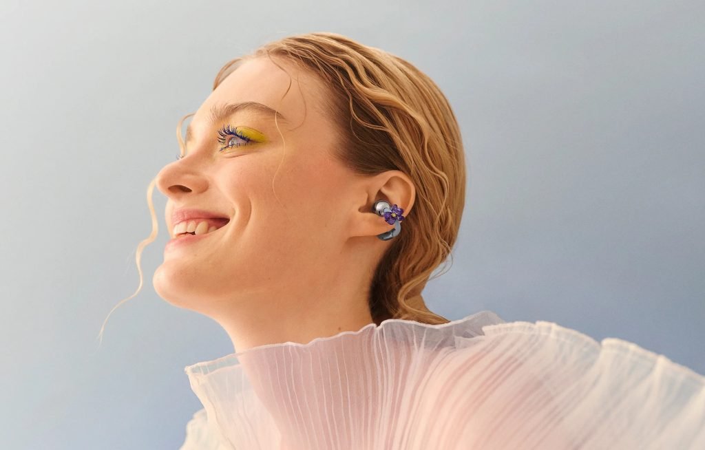 Pentru cei care doresc o surpriză de Ziua Îndrăgostiților diferită de tradiționalele cadouri, Huawei lansează o alternativă care impresionează prin eleganță și tehnologie: noile căști wireless FreeClip 2