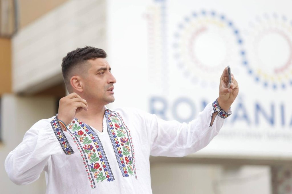 Tradiția românească în lumea modei: de la obiceiuri populare la iconografie internațională Bluza românească, cunoscută și sub numele de ie, a ajuns să fie simbol al patrimoniului național, dar și un element de inspirație pentru marile case de modă internaționale