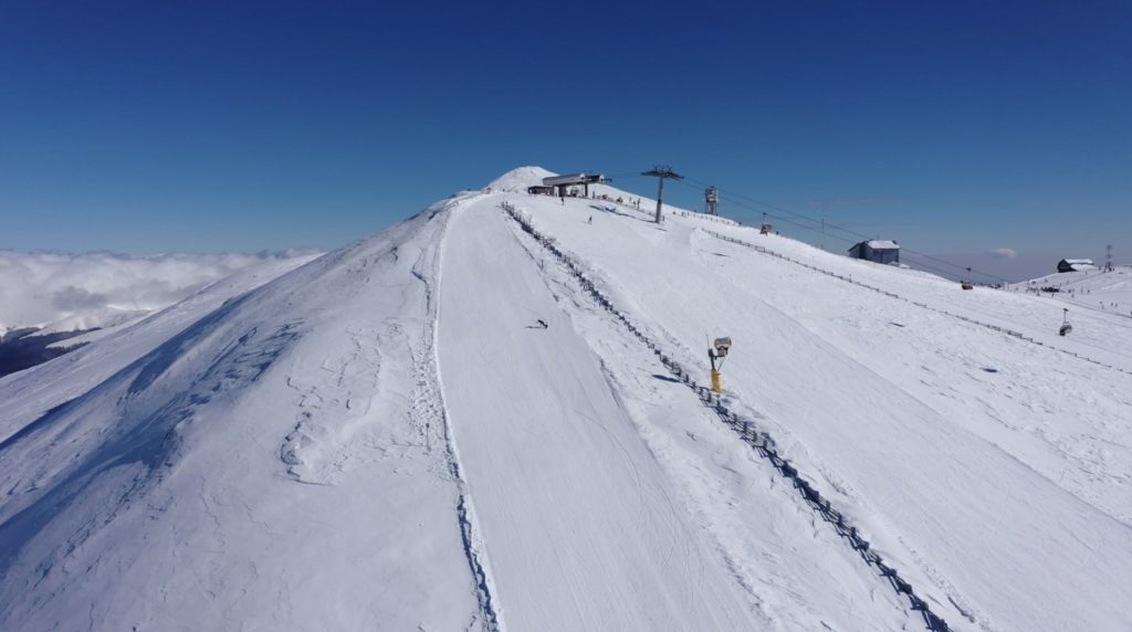 Zăpada de primăvară a atras sâmbătă aproape 2.500 de schiori și pasionați ai sporturilor de iarna în stațiunea Sinaia, acolo unde domeniul schiabil este în plină activitate