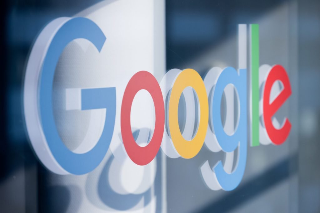 Google a introdus o actualizare majoră a algoritmului dedicat secțiunii Discover din aplicația și browserul mobil, de o importanță strategică pentru publisherii de conținut online