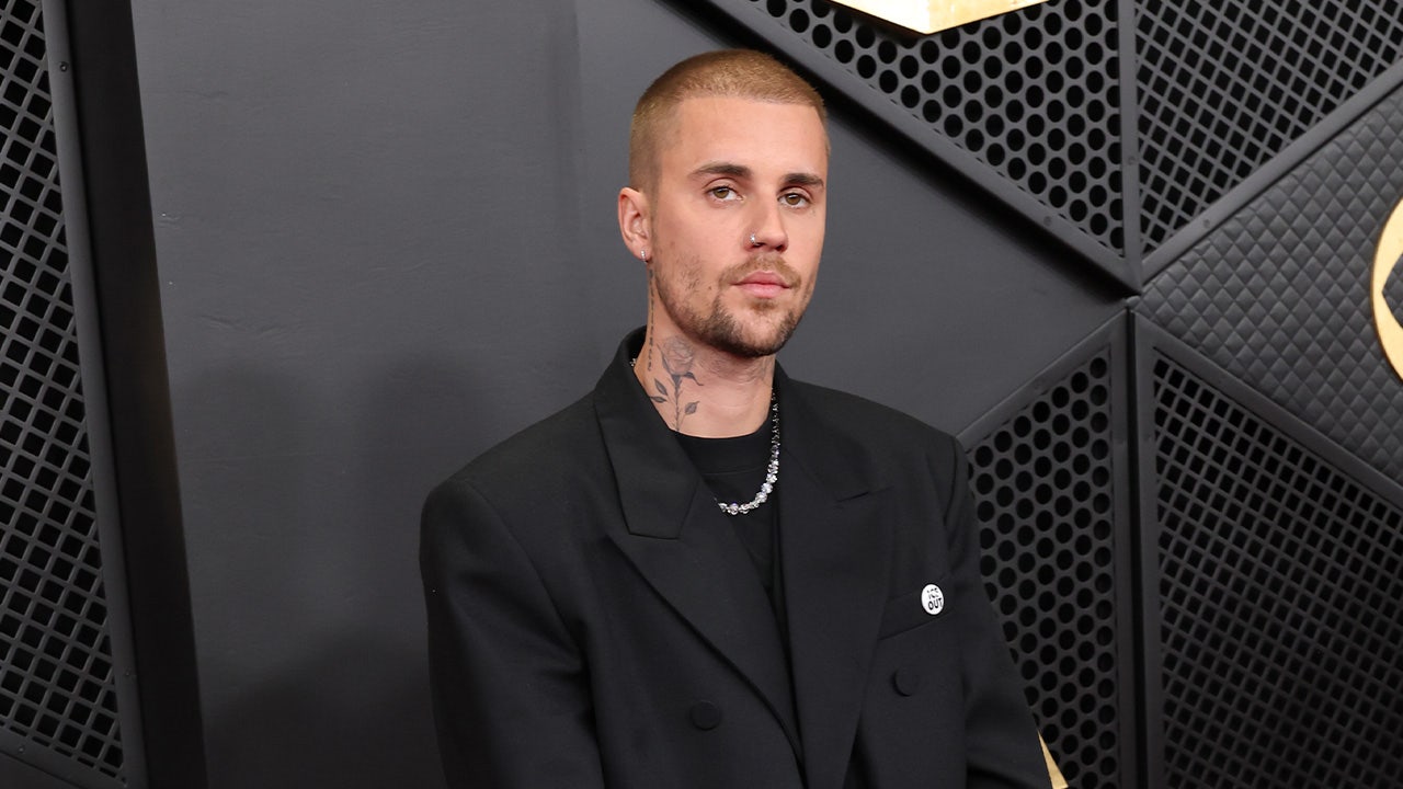 Justin Bieber a uimit publicul la Premiile Grammy 2026 Justin Bieber a reușit să capteze atenția tuturor participanților la cea de-a 68-a ediție a Premiilor Grammy, desfășurată duminică seara la Crypto.com Arena din Los Angeles, printr-un moment inedit: a urcat pe scenă îmbrăcat doar în lenjerie intimă