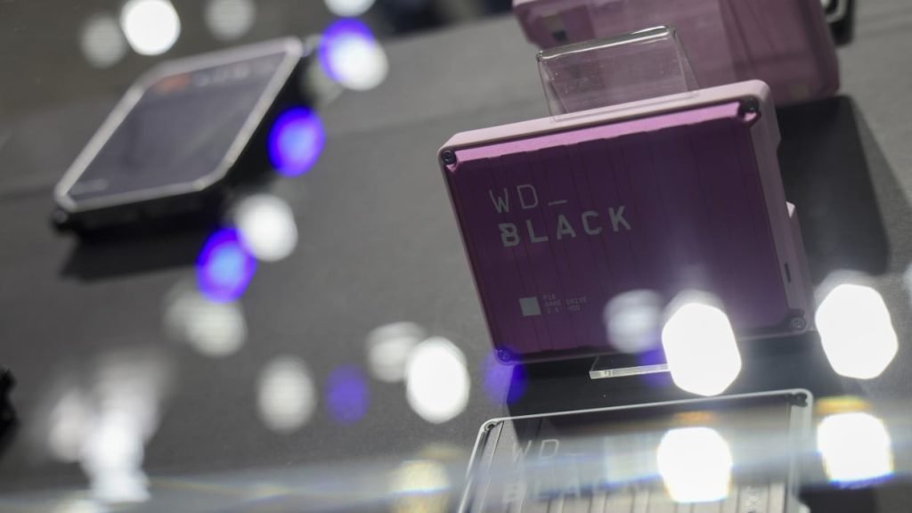 Piețele de hardware sub influența rapidă a expansiunii AI: stocurile de discuri dure devin un bun rar și scump O veste fără precedent zguduie piața de hardware: unul dintre cei mai importanți producători de hard diskuri, Western Digital, a anunțat că și-a vândut practic toate volumene de stocare planificate pentru anul următor, încă din primele luni ale anului