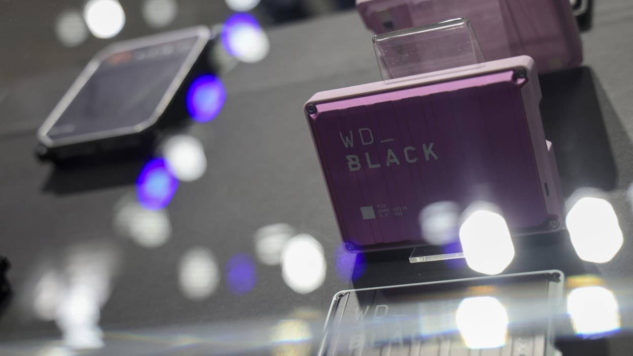 Piețele de hardware sub influența rapidă a expansiunii AI: stocurile de discuri dure devin un bun rar și scump O veste fără precedent zguduie piața de hardware: unul dintre cei mai importanți producători de hard diskuri, Western Digital, a anunțat că și-a vândut practic toate volumene de stocare planificate pentru anul următor, încă din primele luni ale anului