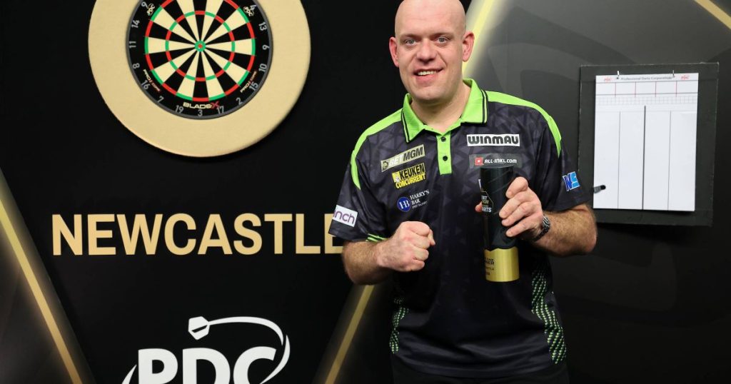 Michael van Gerwen, triumf și moment surpriză la Premier League Darts 2026 NIGHT 1 al noului sezon de Premier League Darts a fost marcat de o victorie convingătoare a olandezului Michael van Gerwen, care a reușit să câștige competiția desfășurată la Newcastle