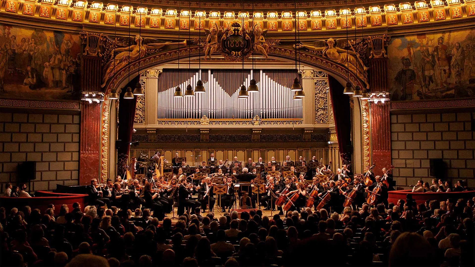 Filarmonica George Enescu, considerată o comoară culturală a Bucureștiului, a fost martoră recent la un eveniment de excepție: două seri consecutive de concerte sold-out, care au reunit în scenă pe pianista Zee Zee și pe dirijorul britanic Duncan Ward