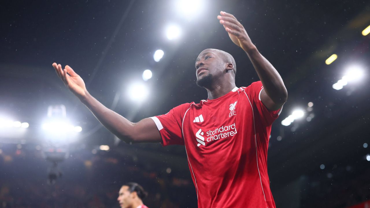 Spectacol pe Anfield: Ibrahima Konate strălucește în memorabilă victorie Anfield a fost marți seară teatrul unei emoționante reîntâlniri, unde Ibrahima Konate a avut o revenire triumfală pe teren, marcând un gol crucial în victoria impresionantă a echipei Liverpool, scor 4-1, în fața celor de la Newcastle