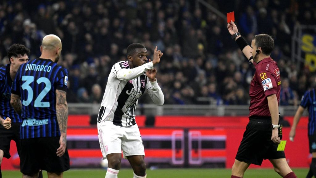 Derby tensionat: Juventus, în inferioritate numerică după eliminarea lui Kalulu Juventus a trăit momente de intensitate maximă în derby-ul cu Inter, meci în care echipa torineză a fost nevoită să joace în zece oameni după eliminarea fundașului Pierre Kalulu