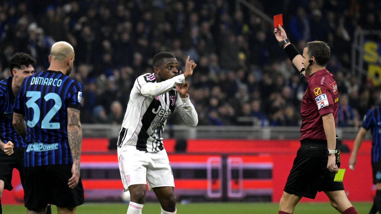 Derby tensionat: Juventus, în inferioritate numerică după eliminarea lui Kalulu Juventus a trăit momente de intensitate maximă în derby-ul cu Inter, meci în care echipa torineză a fost nevoită să joace în zece oameni după eliminarea fundașului Pierre Kalulu