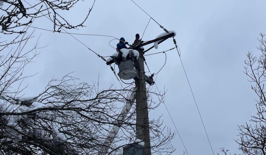 Criza energetică din centrul atenției: peste 200.000 de locuințe deconectate temporar din cauza secetei și a deficitului de energie în România Situație alarmantă pe sectorul energetic național, unde aproape 200.000 de locuințe din întreaga țară au fost deconectate de la rețeaua națională de distribuție a energiei electrice, în urma eforturilor continue ale autorităților și companiilor de profil pentru a gestiona criza generată de seceta extremă și consumul crescut
