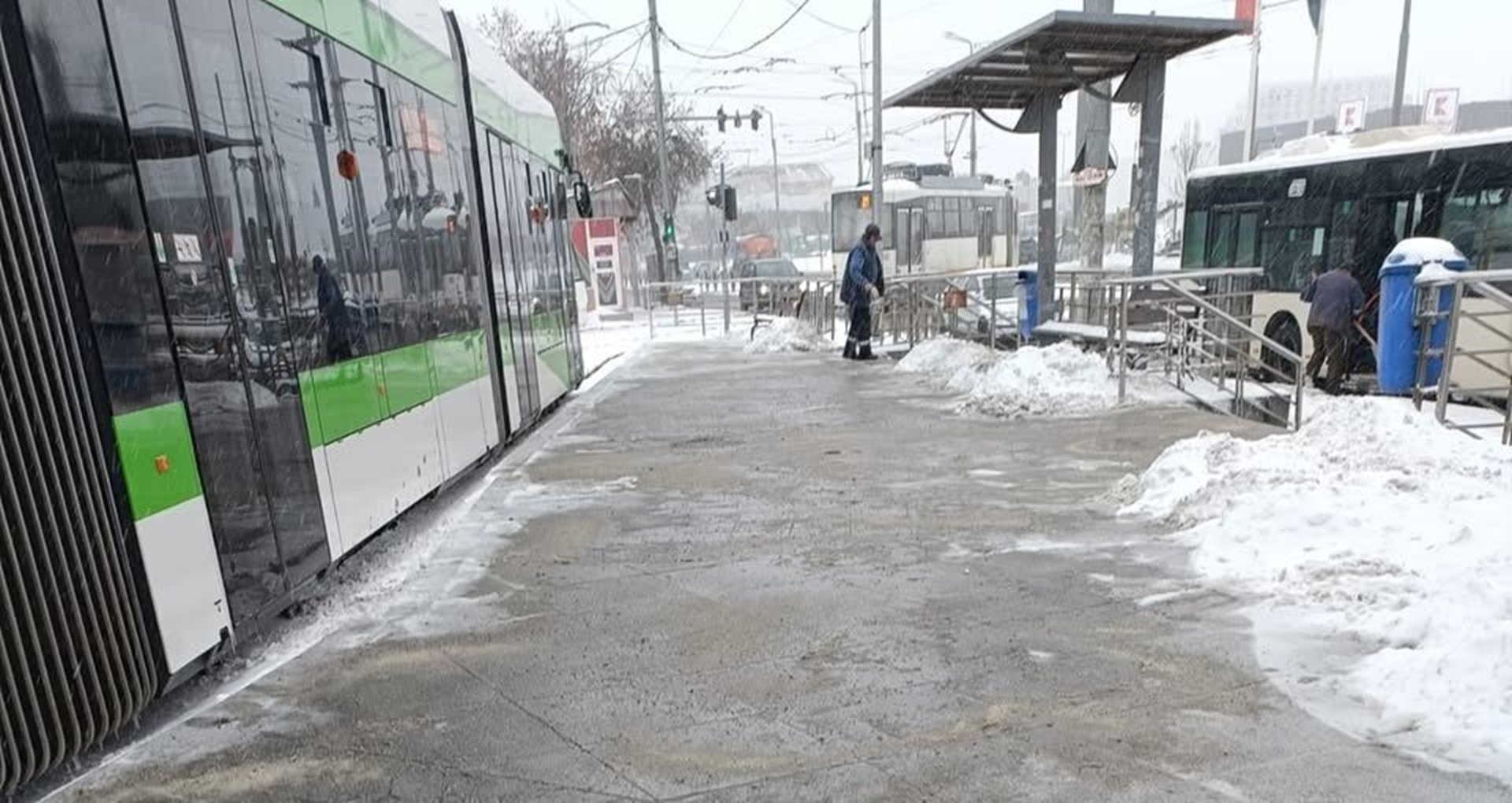 Bucureștiul se află sub amenințarea unui val de ninsori și viscol care pot crea haos pe străzi și în rețeaua de transport public