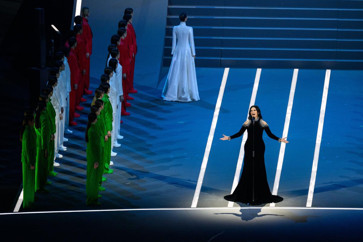 Laura Pausini încântă la San Siro cu imnul național italian La Milano, celebra cântăreață Laura Pausini a cântat marți seară imnul național italian în fața a mii de fani adunați la stadionul San Siro