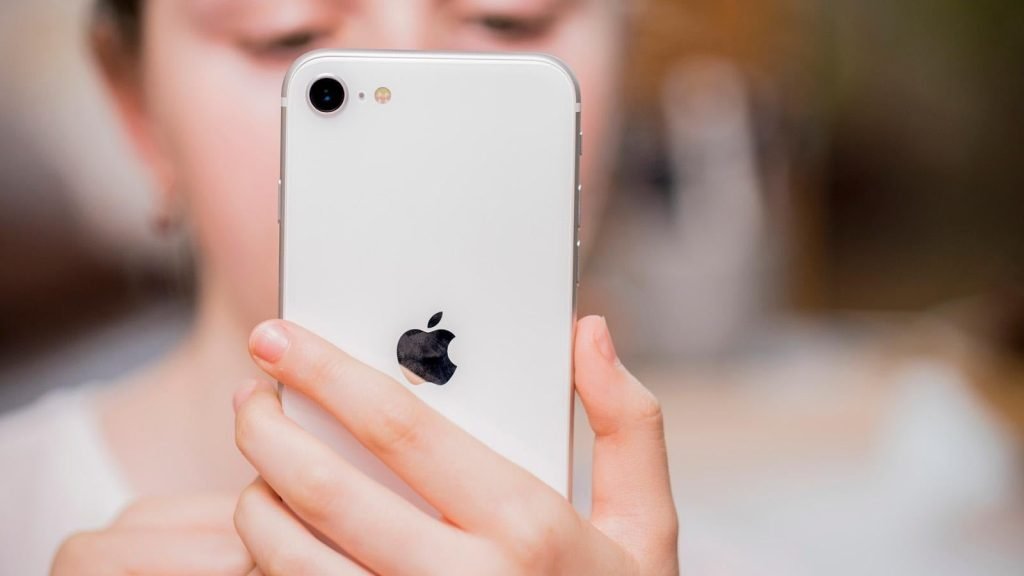 Când le oferim copiilor primul contact cu un smartphone, principalele noastre preocupări sunt, adesea, siguranța și controlul utilizării