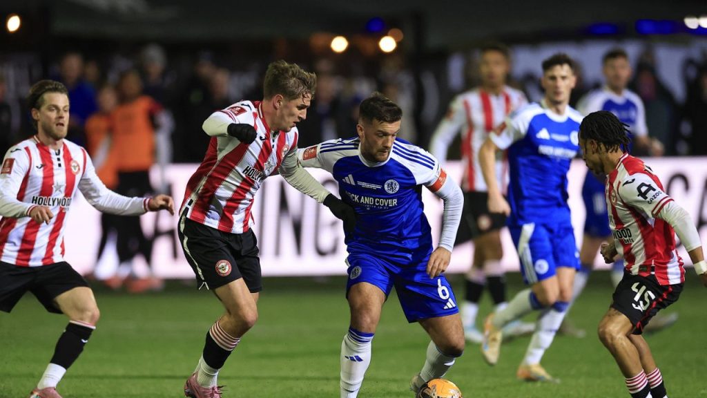 Macclesfield elimină deținătoarea trofeului, acum pe VOYO!