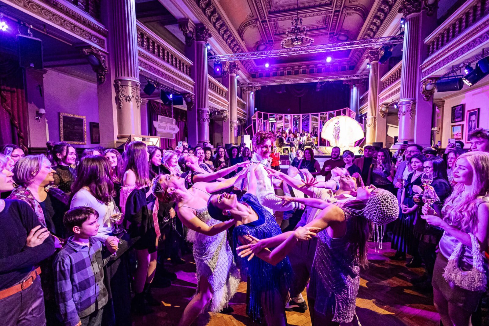 Uneori, magia vine la viață nu doar pe pagini de carte, ci și pe scena teatrului, acolo unde ficțiunea devine experiență senzorială