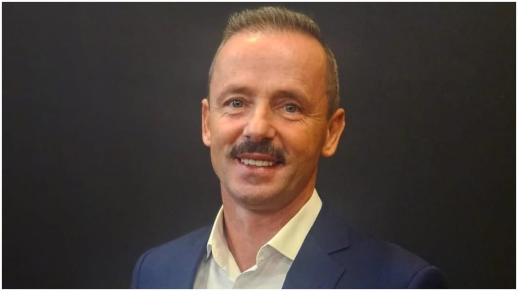 Marius Urzică, Campionul Olimpici, Despre Găsirea Împlinirii în Familie Marius Urzică, campion olimpic la gimnastică, își împărtășește cu mândrie viața familială în cadrul spectacolului „Power Couple”, difuzat pe Antena 1