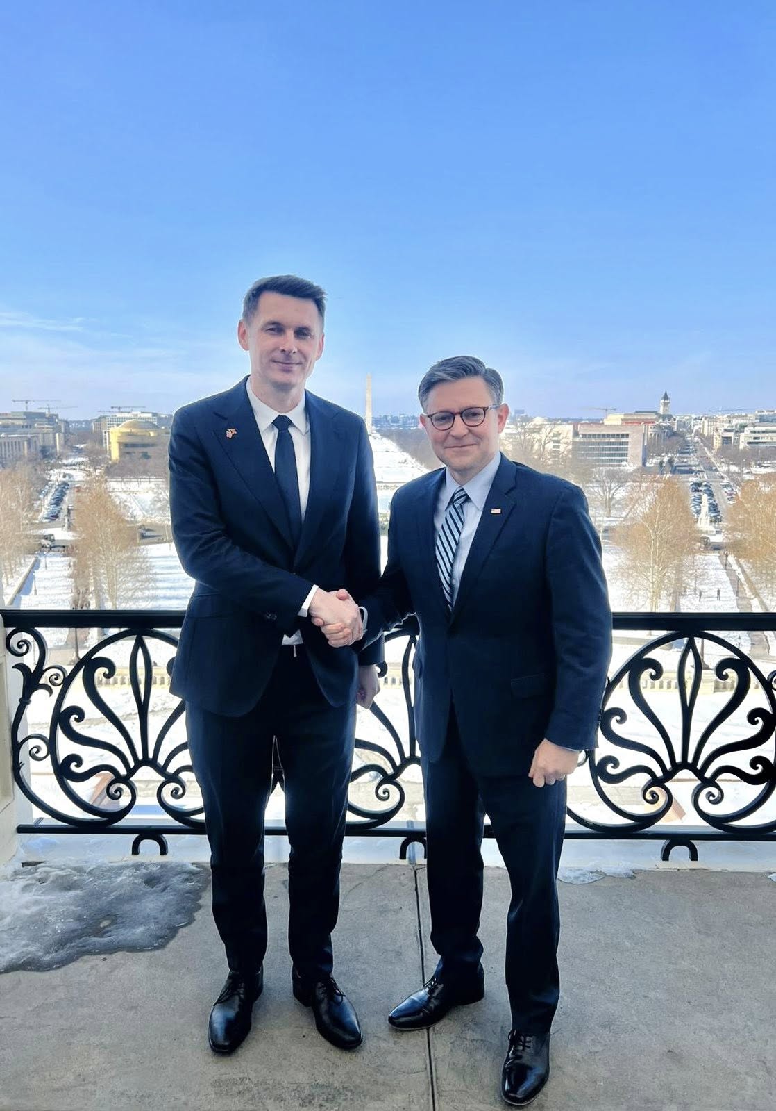 Ambasada României în Washington, scena unei întâlniri strategice între oficialii din România și liderii de la Washington Președintele Senatului României, senatorul liberal Mircea Abrudan, a avut recent o întâlnire de importanță cu Mike Johnson, președintele Camerei Reprezentanților din Statele Unite, într-un context de consolidare a alianței bilaterale și de reafirmare a relațiilor strategice dintre cele două țări