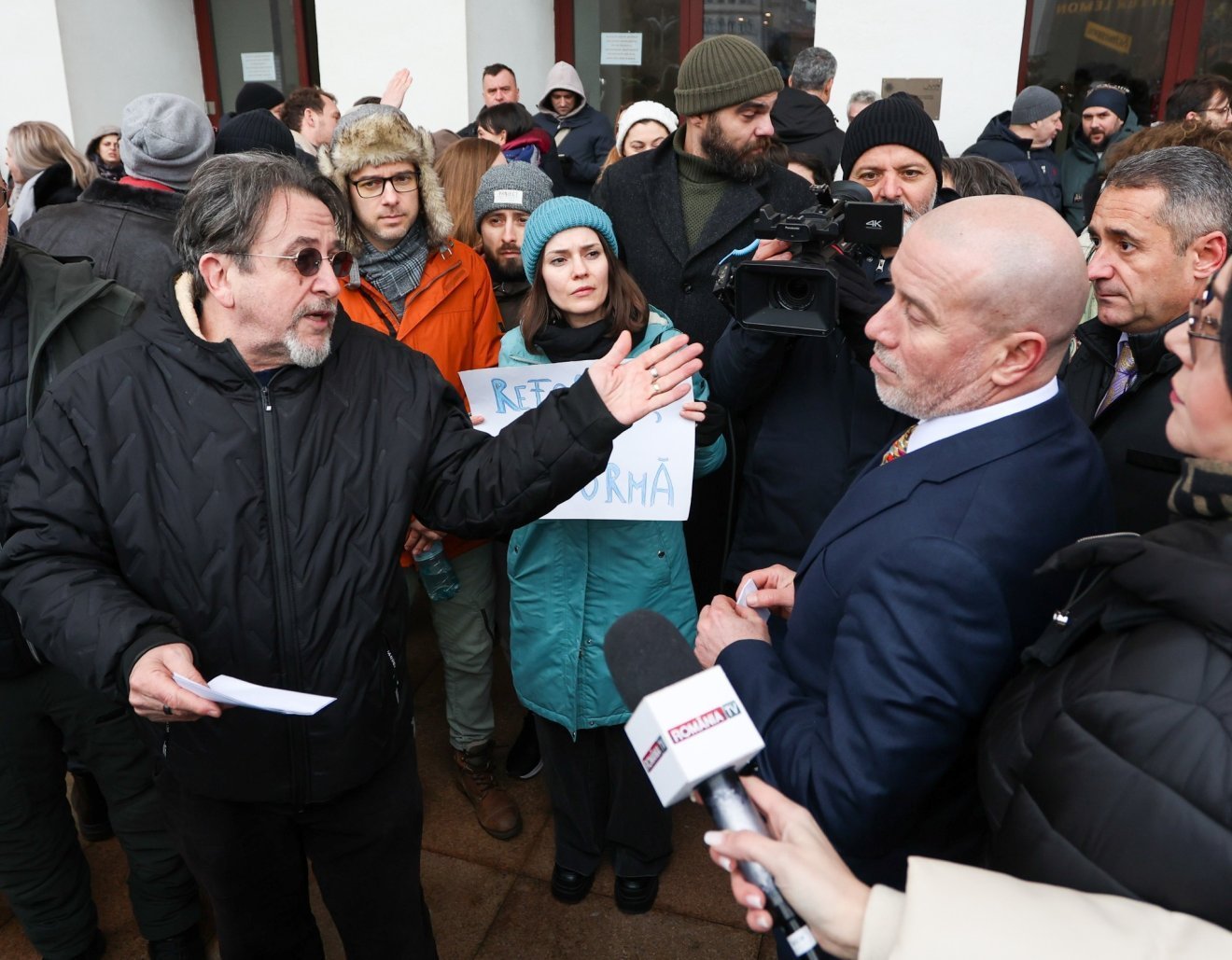 Miniștrii revizuiesc planul controversat de muncă pentru artiști Ministerul Culturii a anunțat că va revizui planul său experimental privind înregistrarea timpului de muncă pentru angajații instituțiilor de arte spectacol, decizie luată în urma protestelor din fața Teatrului Național din București