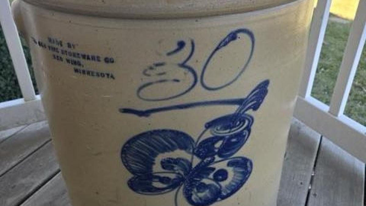 O comoară în colțul verandei: un vas din gresie s-a vândut cu 32.000 de dolari Un vas din gresie, care a petrecut aproape trei decenii înăuntrul verandei din Nebraska, a fost vândut pe 10 ianuarie, la o licitație, pentru suma impresionantă de 32.000 de dolari
