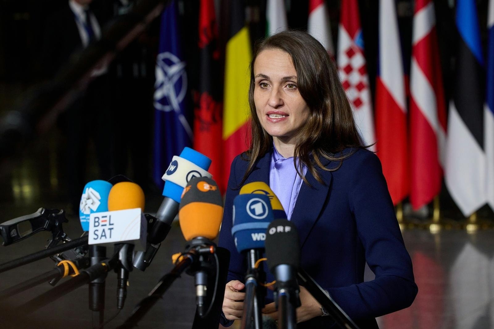 Oana Țoiu începe o vizită oficială în Marea Britanie pentru consolidarea parteneriatului strategic Ministra de externe a României, Oana Țoiu, a pornit luni într-o vizită oficială în Marea Britanie, un partener deosebit de important pentru România din punct de vedere al securității naționale și al cooperării diplomatice