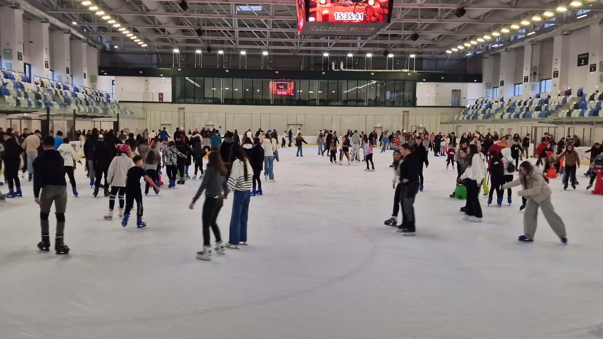 Finalul acestei săptămâni se anunță plin de acțiune și distractie la patinoarul Berceni Arena din București, unde iubitorii sporturilor de iarnă și pasionații de patinaj recreațional sunt invitați să participe la o serie de sesiuni gratuite de patinaj