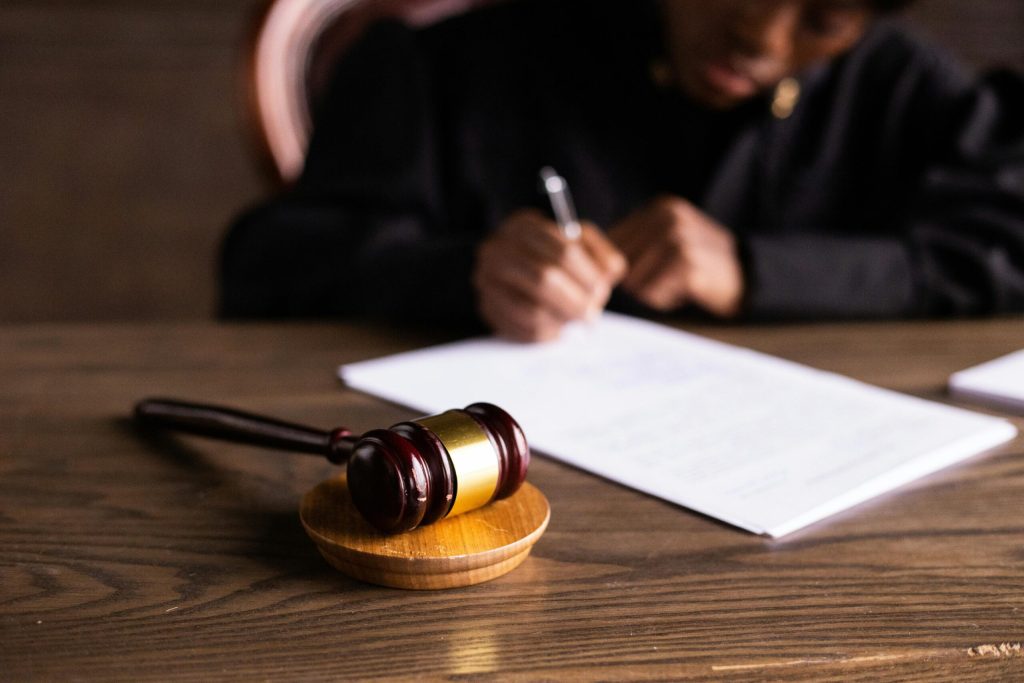Robele în instanțele din România: tradiție, simbol și funcție În sălile de judecată, prezența magistraților în robe a devenit un simbol incontestabil al autorității și al seriozității procesului judiciar