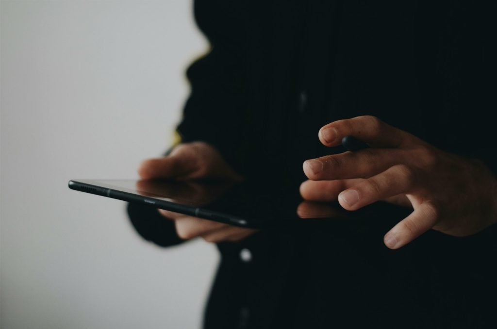 Tehnologia „zero-click”: noua frontieră a spionajului digital, dezbătută în plus de imaginea startup-urilor israeliene Un nou val de controverse se ridică în jurul progreselor tehnologice din domeniul supravegherii digitale, după ce Radiant Research Labs, un startup înființat în mai 2023, a prezentat instrumente extrem de avansate, denumite generic „zero-click”