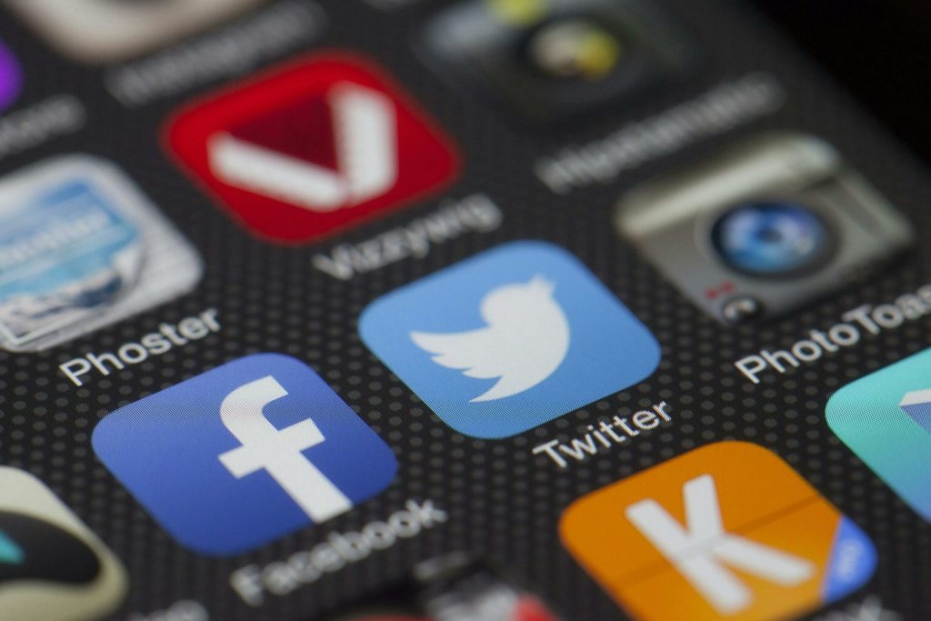 ChatGPT devine liderul aplicațiilor mobile în UE în 2025, confirmând ascensiunea inteligenței artificiale în viața cotidiană În anul 2025, lumea digitală din Uniunea Europeană a fost marcată de un fenomen clar: ChatGPT a devenit cea mai descărcată aplicație, cu peste 64 de milioane de instalări