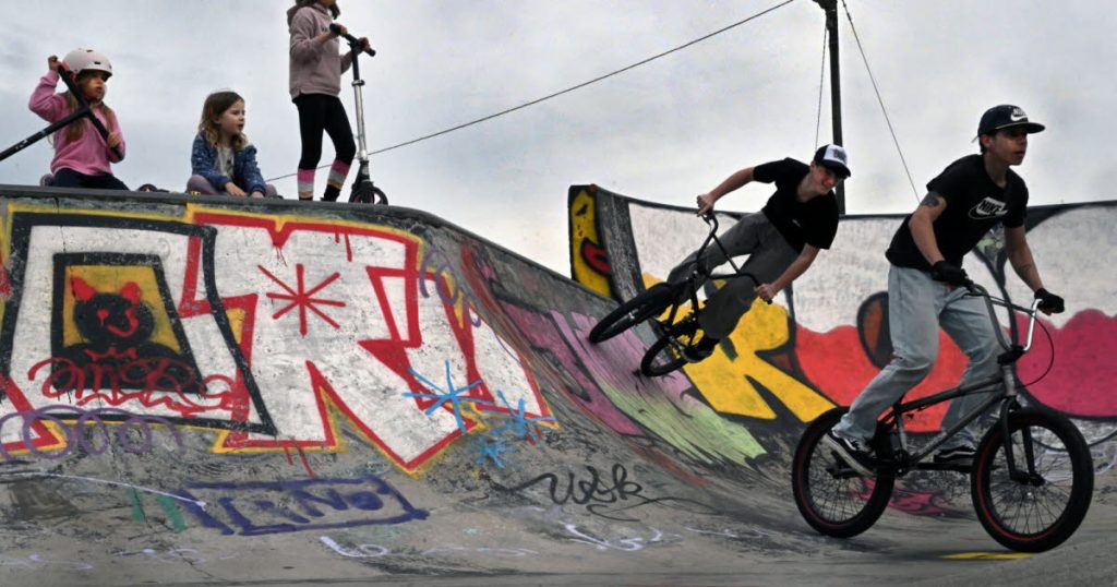 Skatepark-ul din Bourg-en-Bresse: un weekend dedicat adrenalinei și abilității Pe 13 februarie, skatepark-ul din Bourg-en-Bresse a fost martorul unui spectacol plin de energie și curaj