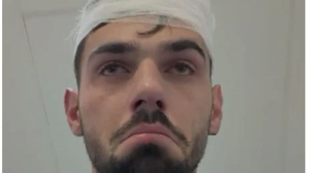 Violență extremă la un club din Timișoara: confruntări între grupuri rivale Duminică dimineața, scena socială din Timișoara a fost zguduită de acte de violență rar întâlnite, în fața unui club popular din oraș