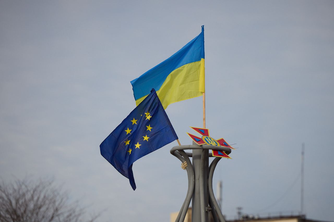 Uniunea Europeană aproba miercuri un pact strategic pentru Ucraina: un împrumut de 90 de miliarde de euro, menit să susțină financiar efortul de război și stabilitatea bugetară a Kievului, într-un context de război prelungit cu Rusia