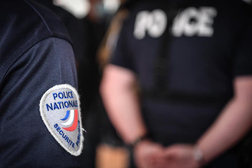 Elev înjunghie grav profesoară în Franța