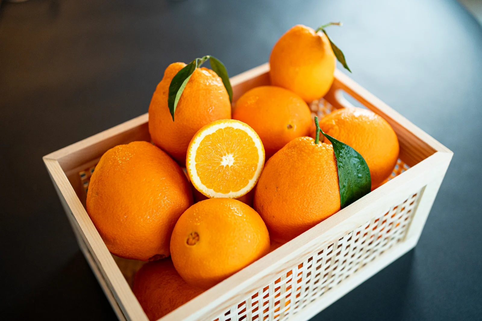 Poliția Capitalei a destructurat o rețea de contrabandă alimentară, într-un raid ce a avut loc în dimineața zilei de 12 februarie 2026, vizând combaterea unui scandal major legat de importul și comercializarea unor cantități impresionante de fructe contaminate