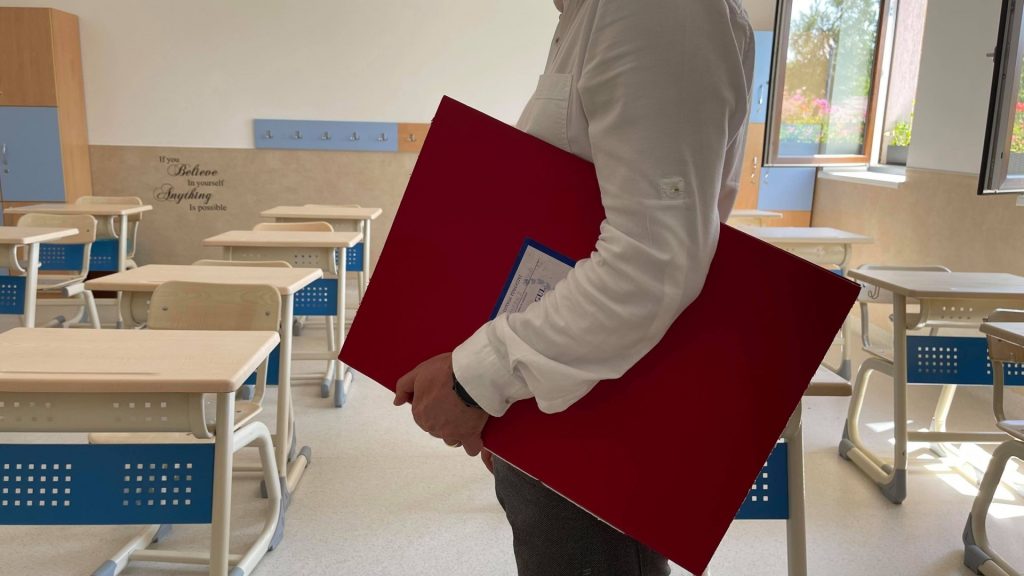 Ministrul Muncii amenință cu demisia dacă proiectul de lege a salarizării din educație nu ajunge în consultări până în jumătatea lunii aprilie Tensiunile din sistemul de învățământ românesc ating cote alarmante, pe fondul promisiunilor nerespectate și al neîncrederii crescânde între guvern și sindicatele din educație