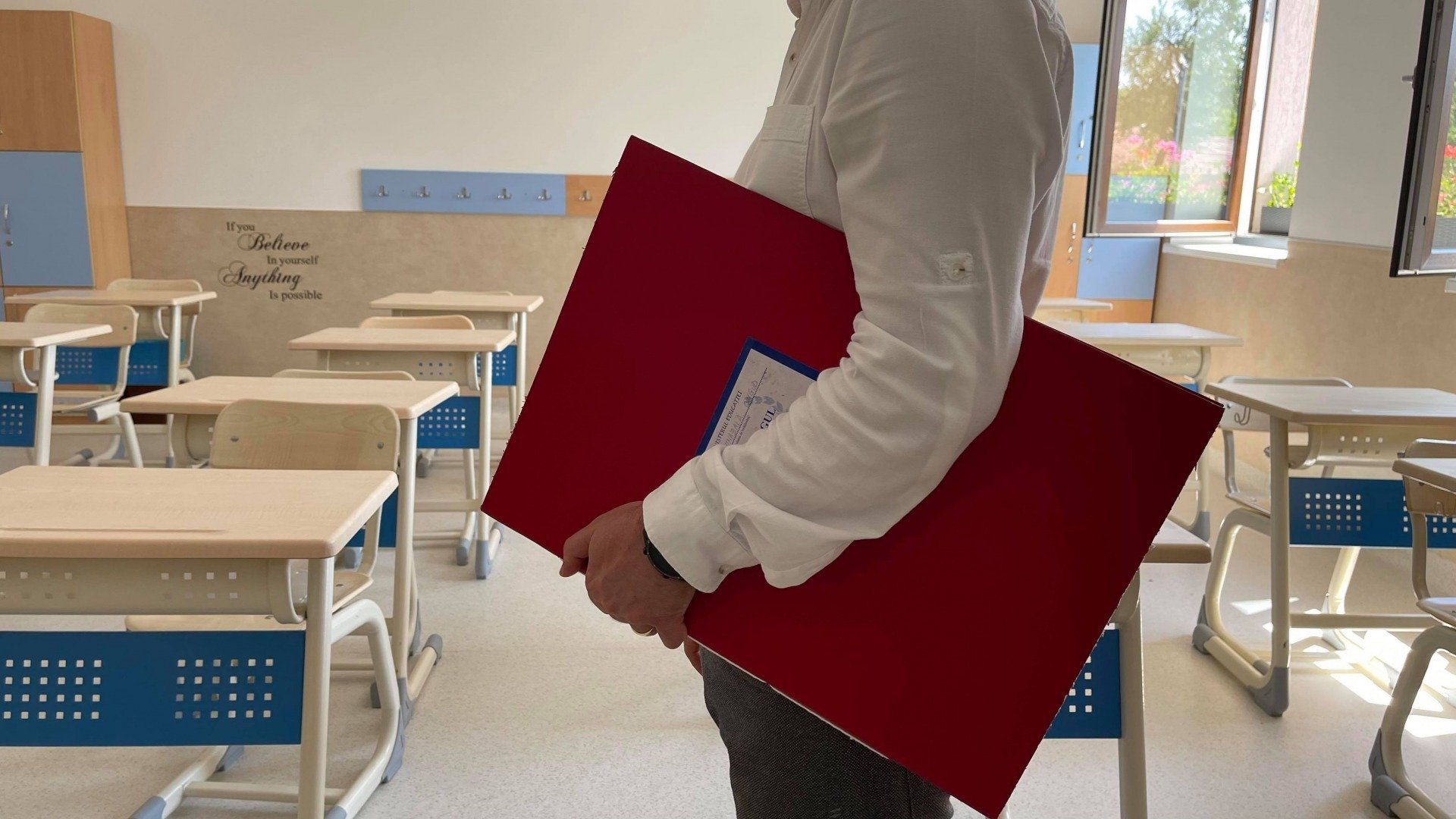 Ministrul Muncii amenință cu demisia dacă proiectul de lege a salarizării din educație nu ajunge în consultări până în jumătatea lunii aprilie Tensiunile din sistemul de învățământ românesc ating cote alarmante, pe fondul promisiunilor nerespectate și al neîncrederii crescânde între guvern și sindicatele din educație