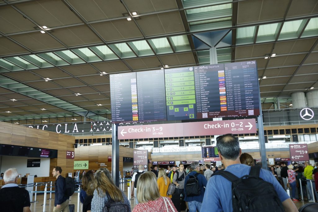 Furtuna devastatoare care a lovit Berlinul a cauzat anularea tuturor curselor aeriene programate sâmbătă pe Aeroportul Berlin-Brandenburg, generând dificultăți majore pentru pasageri și companii aeriene