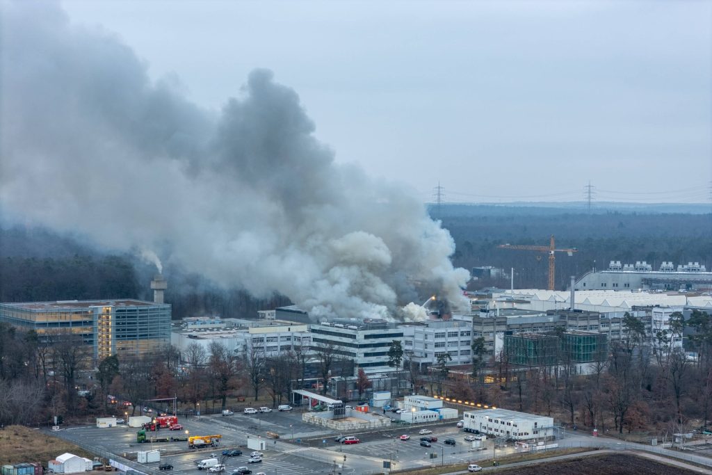 Un incendiu devastator a izbucnit joi dimineață la Centrul Helmholtz GSI din Darmstadt, o locație de cercetare de talie globală, renumită pentru acceleratoarele sale de particule de ultimă generație