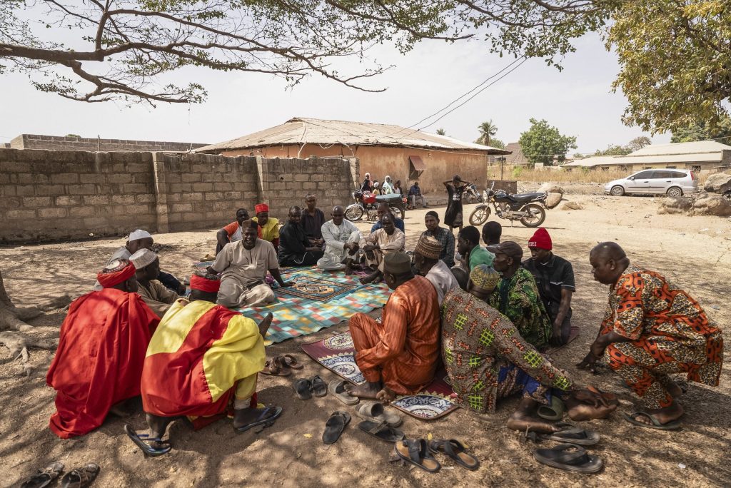 Zeci de morți în urma unui atac sângeros în Nigeria, după refuzul localnicilor de a se supune extremiștilor Un violent atac armat a zguduit sate din statul Kwara, situat în vestul Nigeriei, cel mai recent episod de violență ce evidențiază criza religioasă și socială care afectează regiunea