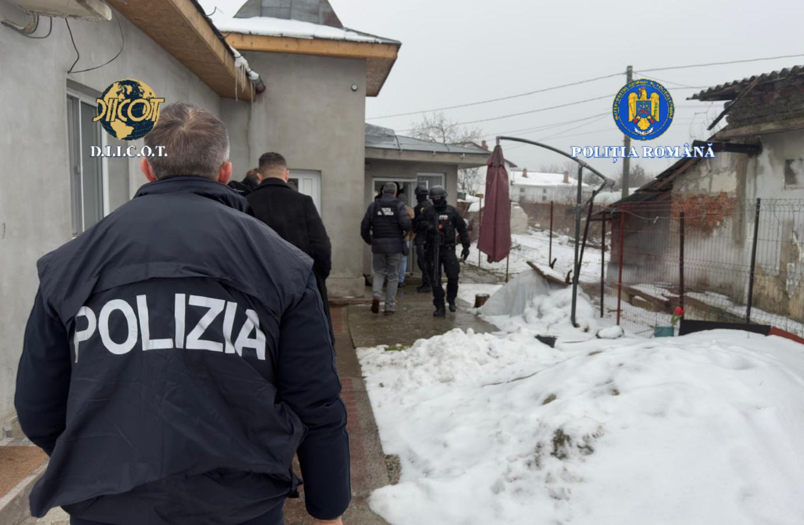 Autoritățile române și cele italiene au pus mâna pe o rețea transnațională specializată în piraterie digitală, într-o acțiune coordonată care a dus la șapte percheziții domiciliare în județele Arad, Dolj, Prahova și Giurgiu