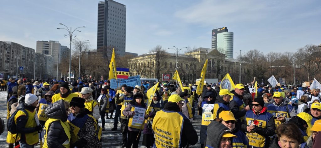 Profesorii și studenții din România protestează pentru apărarea drepturilor și a calității învățământului Zilele acestea, în centrul atenției se află un protest de amploare dedicat sistemului de educație, ce adună în fața Palatului Victoria mii de persoane preocupate de soarta învățământului superior și preuniversitar