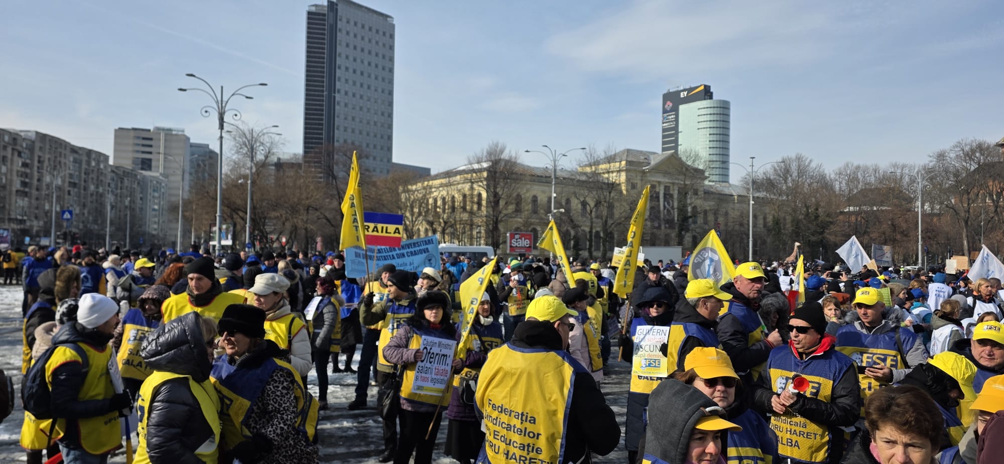 Profesorii și studenții din România protestează pentru apărarea drepturilor și a calității învățământului Zilele acestea, în centrul atenției se află un protest de amploare dedicat sistemului de educație, ce adună în fața Palatului Victoria mii de persoane preocupate de soarta învățământului superior și preuniversitar