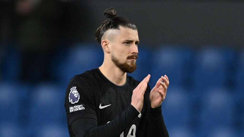 Radu Drăgușin, titular în meciul Tottenham – Newcastle: o oportunitate crucială în Premier League Radu Drăgușin a fost desemnat titular în meciul dintre Tottenham și Newcastle, un duel esențial pentru ambele echipe în contextul luptei pentru locurile de cupe europene